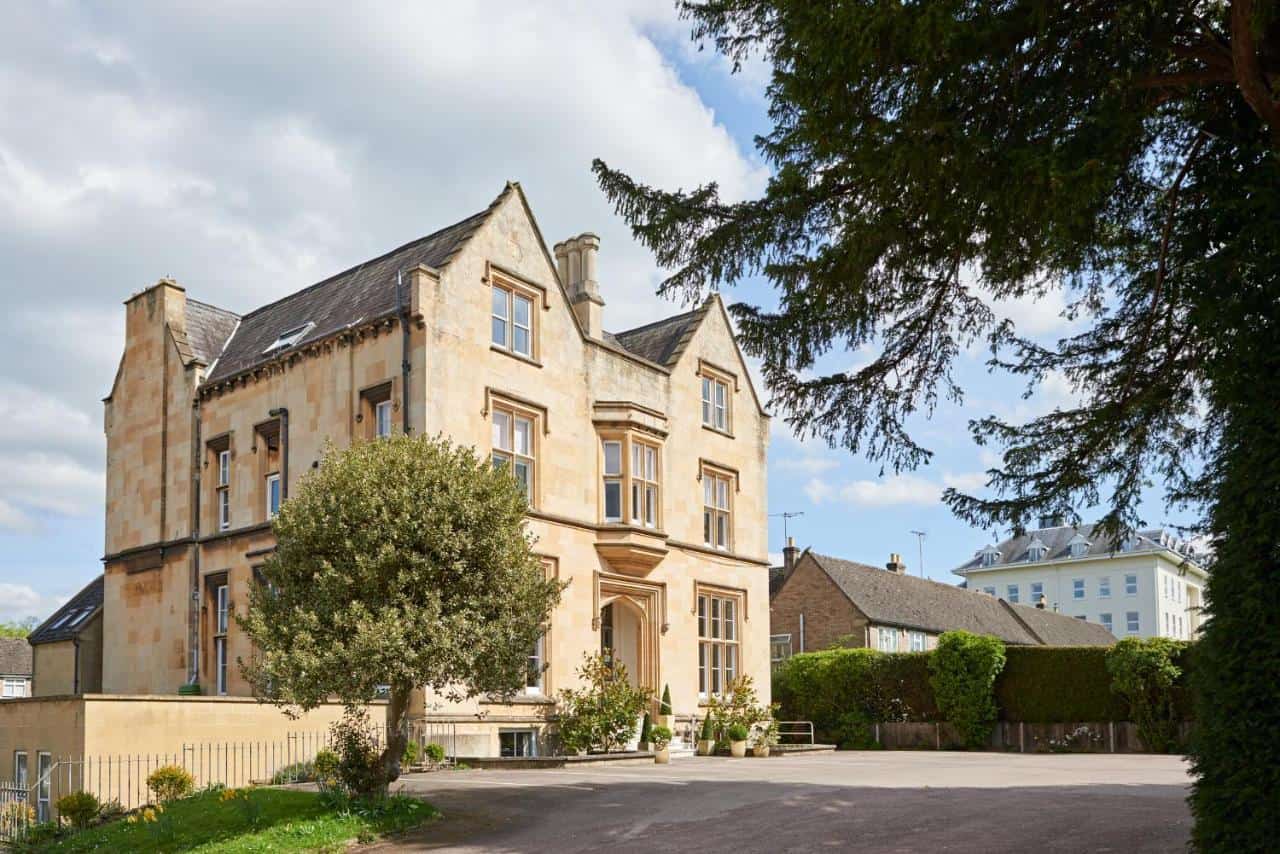 Cotswold Grange - a cozy, charming and historical bed & breakfast